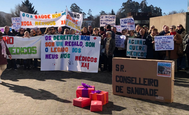 Unos 140 vecinos de Aguiño se desplazan a Santiago y se concentran ante el Sergas para pedirle “médicos”