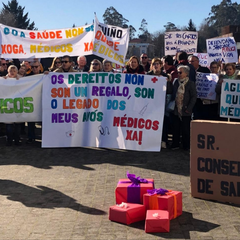 Unos 140 vecinos de Aguiño se desplazan a Santiago y se concentran ante el Sergas para pedirle “médicos”