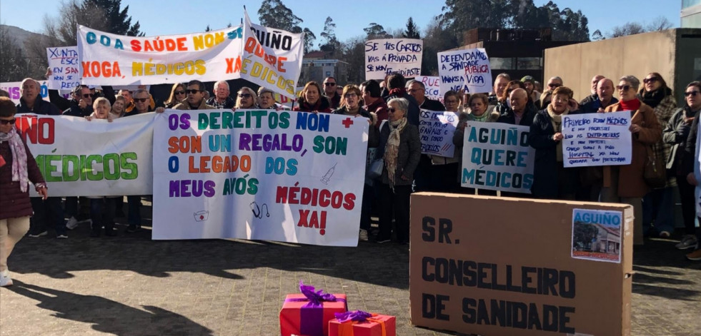 Unos 140 vecinos de Aguiño se desplazan a Santiago y se concentran ante el Sergas para pedirle “médicos”