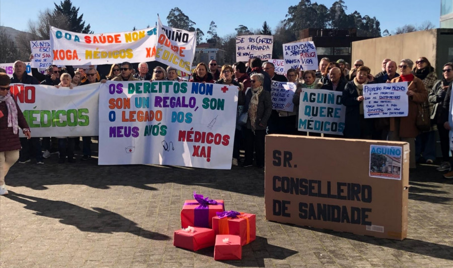 Unos 140 vecinos de Aguiño se desplazan a Santiago y se concentran ante el Sergas para pedirle “médicos”