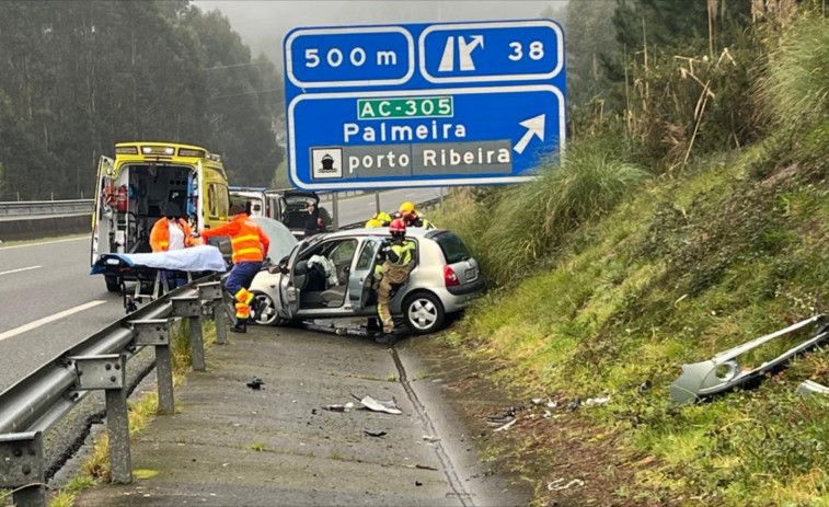 Herido un joven conductor en un aparatoso accidente de tráfico en la Autovía do Barbanza, en Ribeira