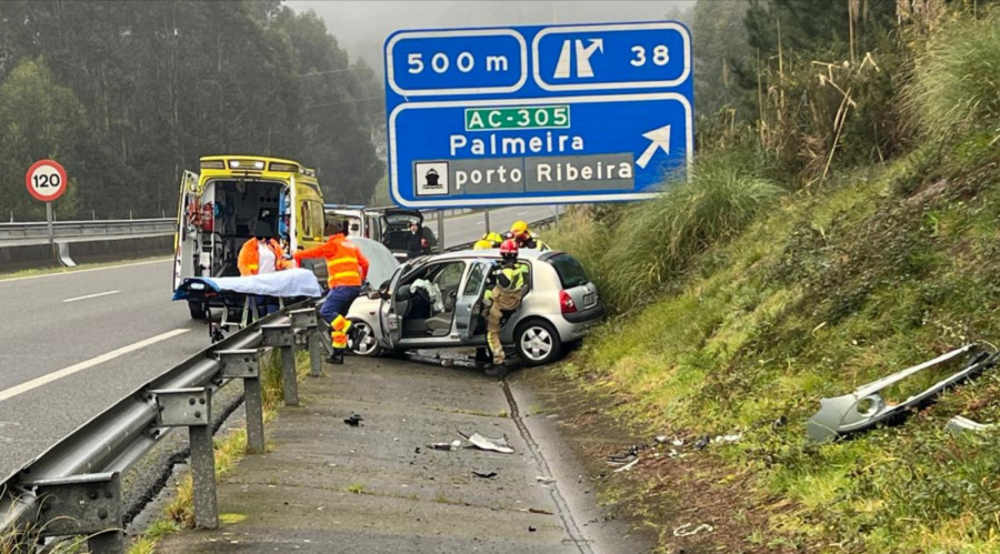 Herido un joven conductor en un accidente de tráfico en la Autovía do Barbanza, en Ribeira