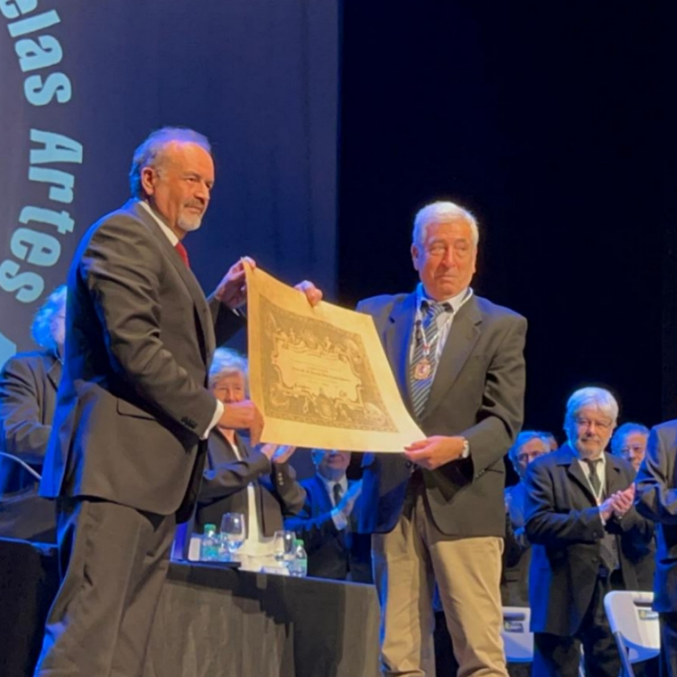 Javier Expósito, fundador del Museo de Artes do Gravado, ingresó en la Real Academia Galega de Belas Artes en un acto en Ribeira