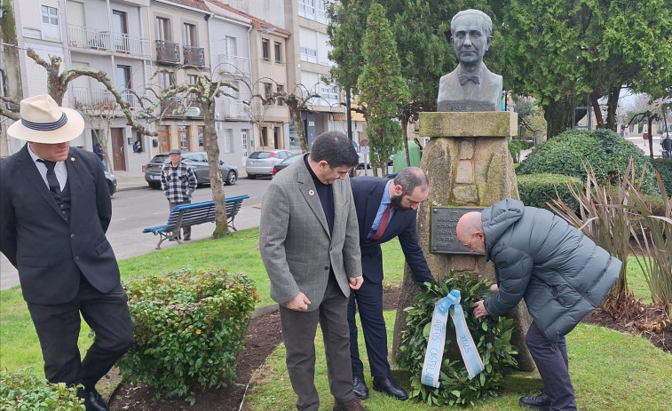 El delegado del Gobierno en Galicia presidió la ofrenda floral ante el busto de Castelao en el Paseo da Ribeira, en Rianxo