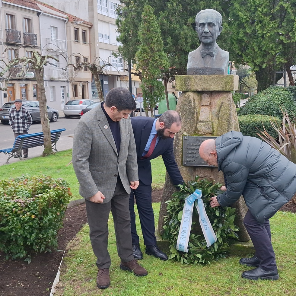 El delegado del Gobierno en Galicia presidió la ofrenda floral ante el busto de Castelao en el Paseo da Ribeira, en Rianxo