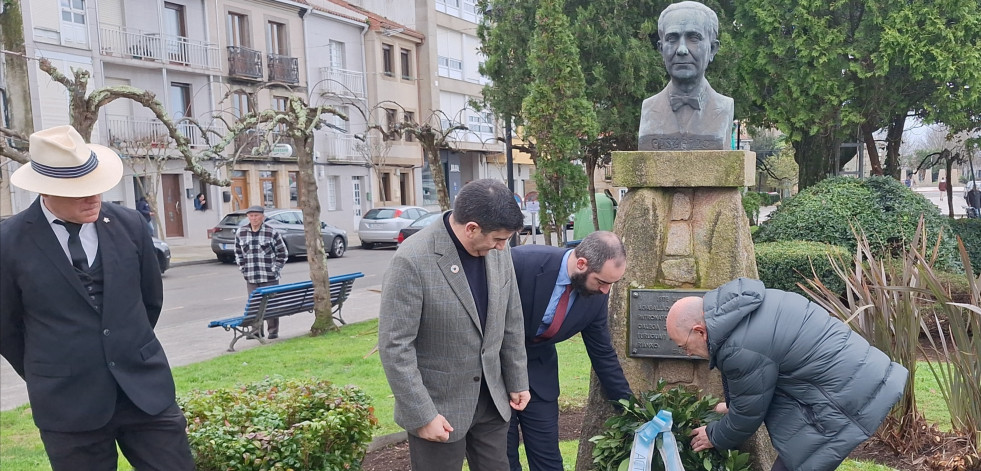 El delegado del Gobierno reivindica a Castelao como “patrimonio de todos os galegos” en la ofrenda floral en Rianxo