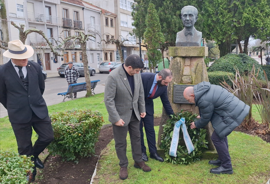 El delegado del Gobierno en Galicia presidió la ofrenda floral ante el busto de Castelao en el Paseo da Ribeira, en Rianxo