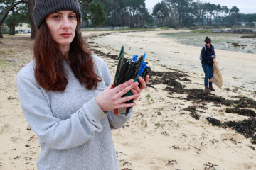 Limpieza tarugos de bateas en playas O Salnés