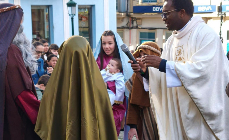 Unas 300 personas participaron en la procesión de La Candelaria celebrada en el centro de Ribeira