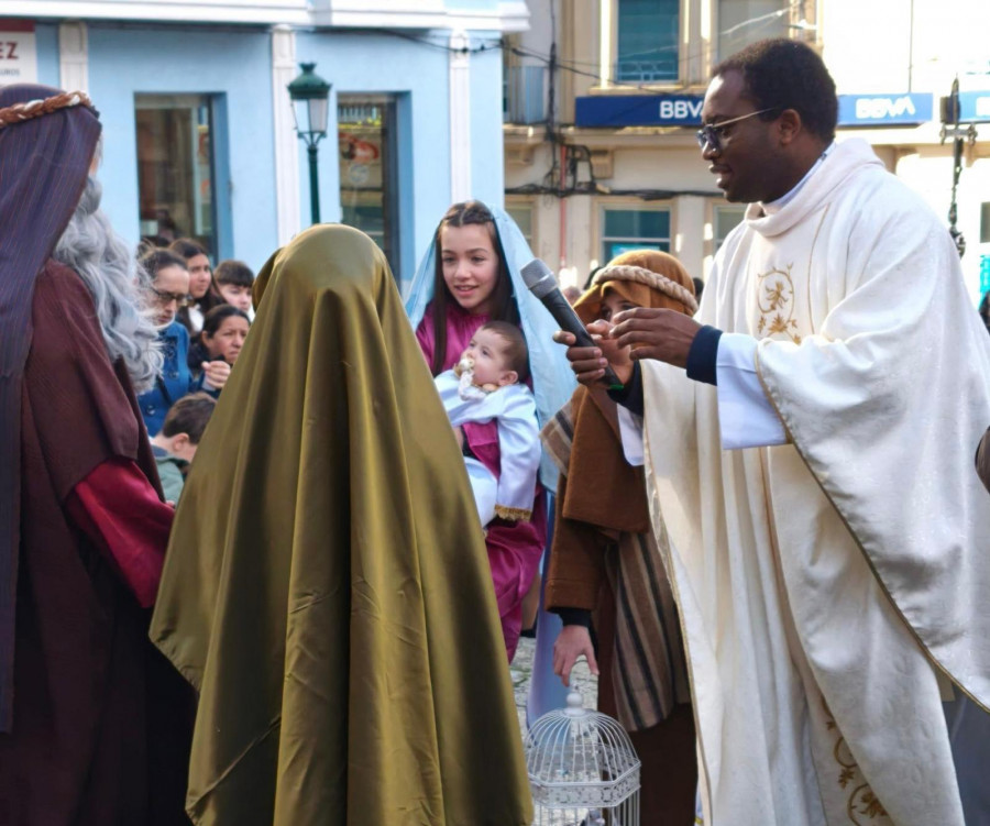 Unas 300 personas participaron en la procesión de La Candelaria celebrada en el centro de Ribeira