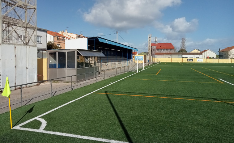 Un árbitro detiene un partido de fútbol de cadetes en Aguiño y ordena expulsar a unos padres por insultos y amenazas a jugadores rivales