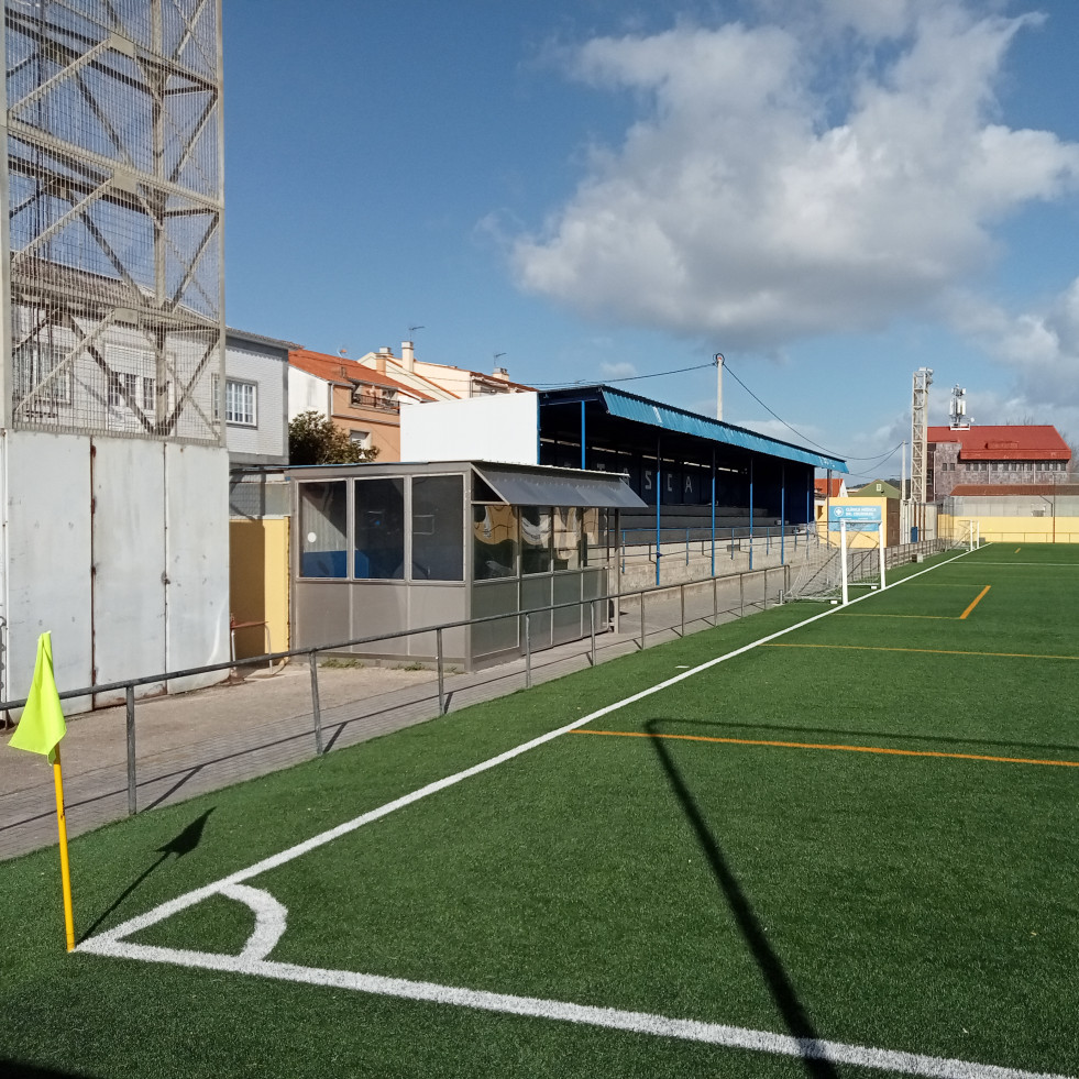 Un árbitro detiene un partido de fútbol de cadetes en Aguiño y ordena expulsar a unos padres por insultos y amenazas a jugadores rivales