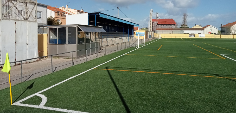 Un árbitro detiene un partido de fútbol de cadetes en Aguiño y ordena expulsar a unos padres por insultos y amenazas a jugadores rivales