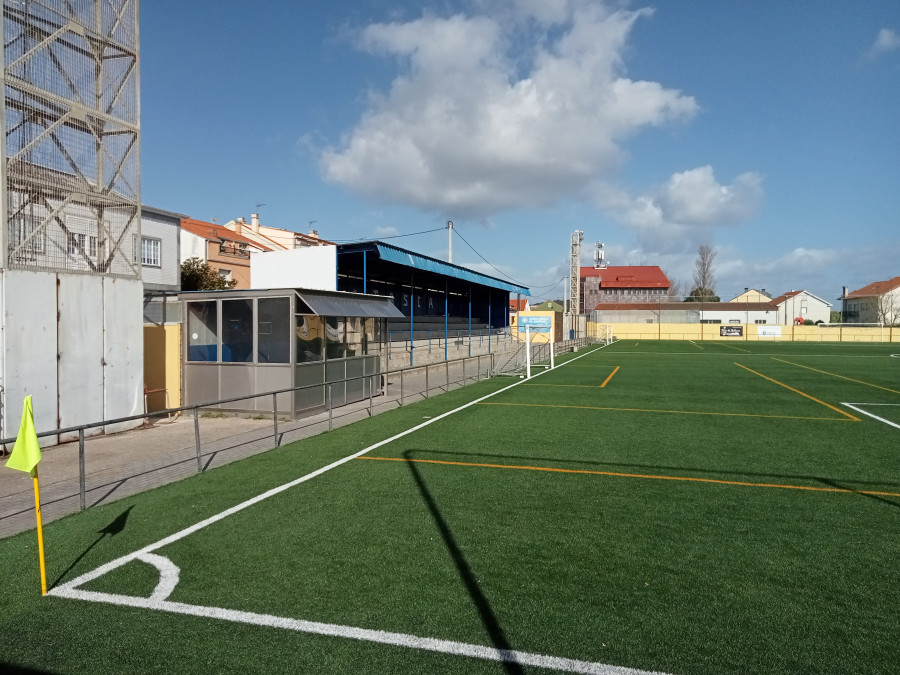 Un árbitro detiene un partido de fútbol de cadetes en Aguiño y ordena expulsar a unos padres por insultos y amenazas a jugadores rivales