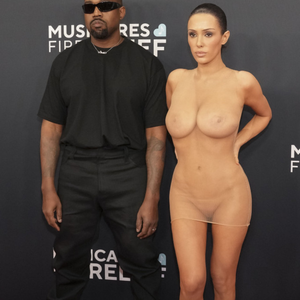 Kanye West y Bianca Censori sorprenden en los Grammy al posar ella casi desnuda