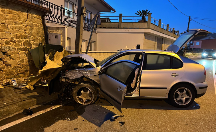 Herido leve un conductor en una salida de vía en Sanxenxo