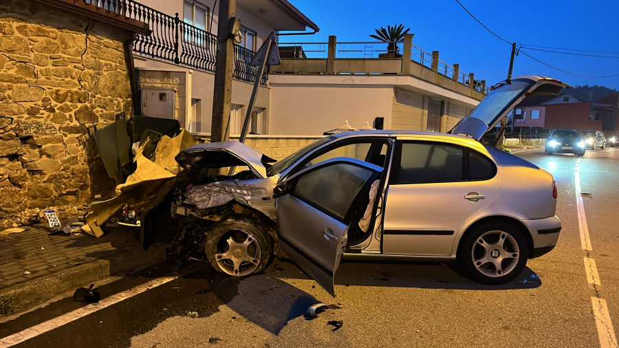 Herido leve un conductor en una salida de vía en Sanxenxo