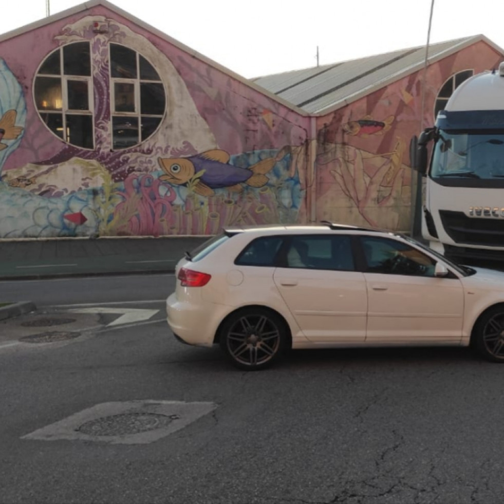 Registrada una colisión entre un coche y un tráiler en la Avenida García Bayón, en pleno casco urbano de Ribeira