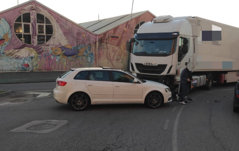 Registrada una colisión entre un coche y un tráiler en la Avenida García Bayón, en pleno casco urbano de Ribeira