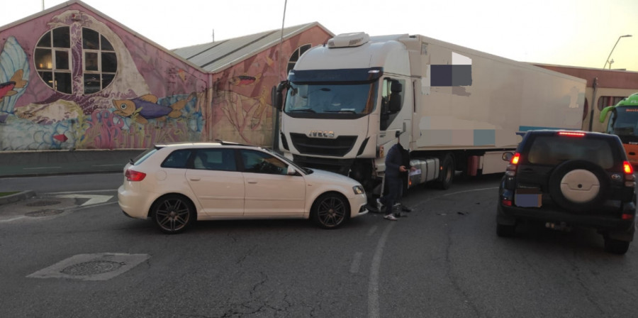 Registrada una colisión entre un coche y un tráiler en la Avenida García Bayón, en pleno casco urbano de Ribeira