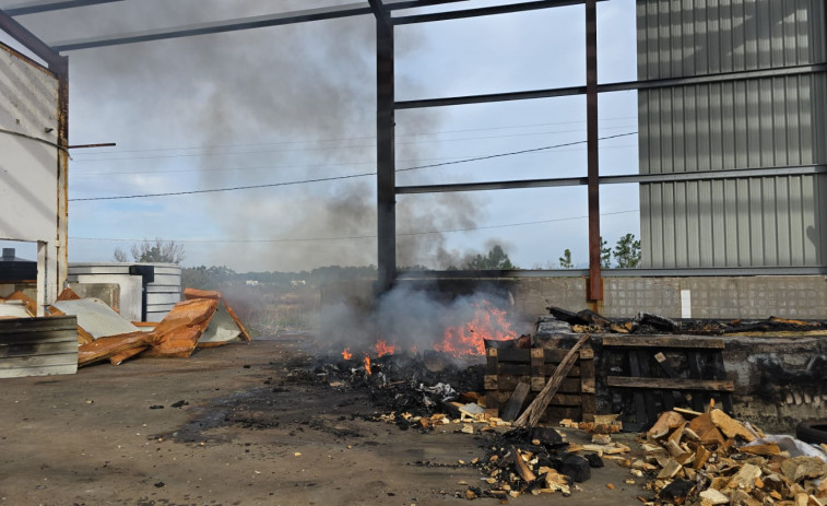 Las chispas de una soldadura causan un nuevo incendio en una nave sin actividad en Couso, en Ribeira