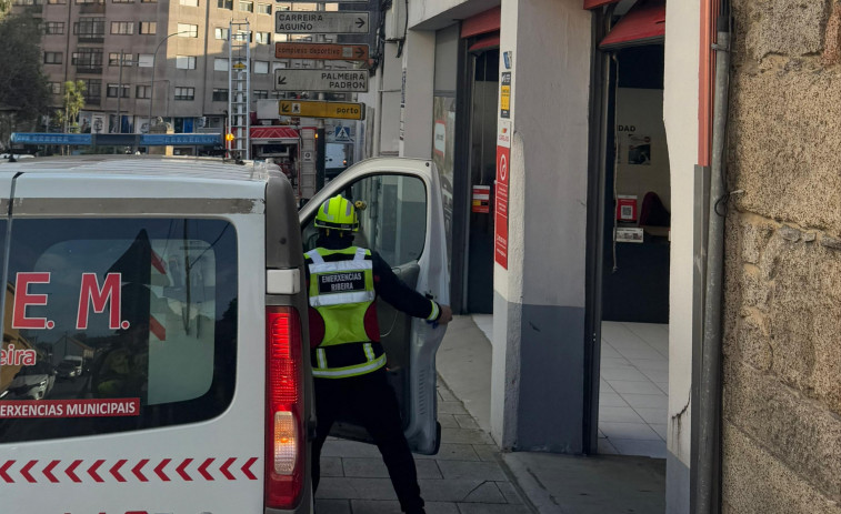 Liberan a una mujer a la que le quedó atrapada una mano en un canapé en su casa en Ribeira