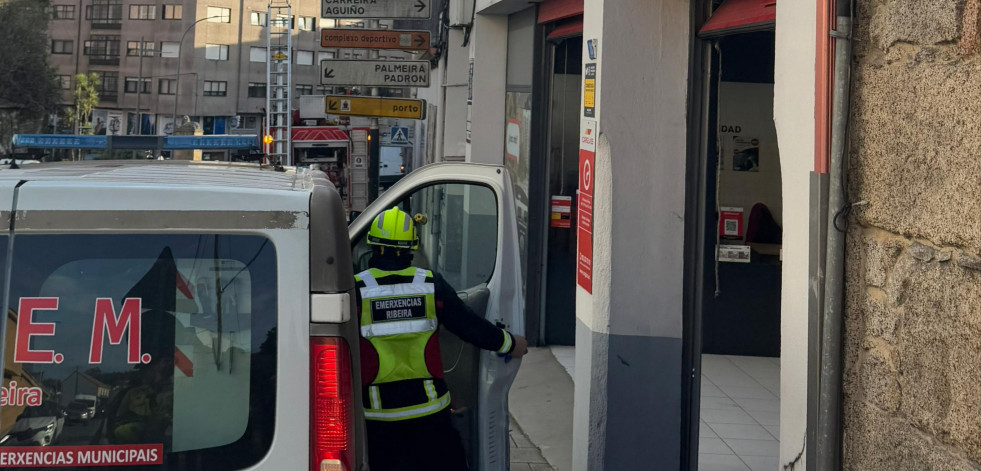 Liberan a una mujer a la que le quedó atrapada una mano en un canapé en su casa en Ribeira