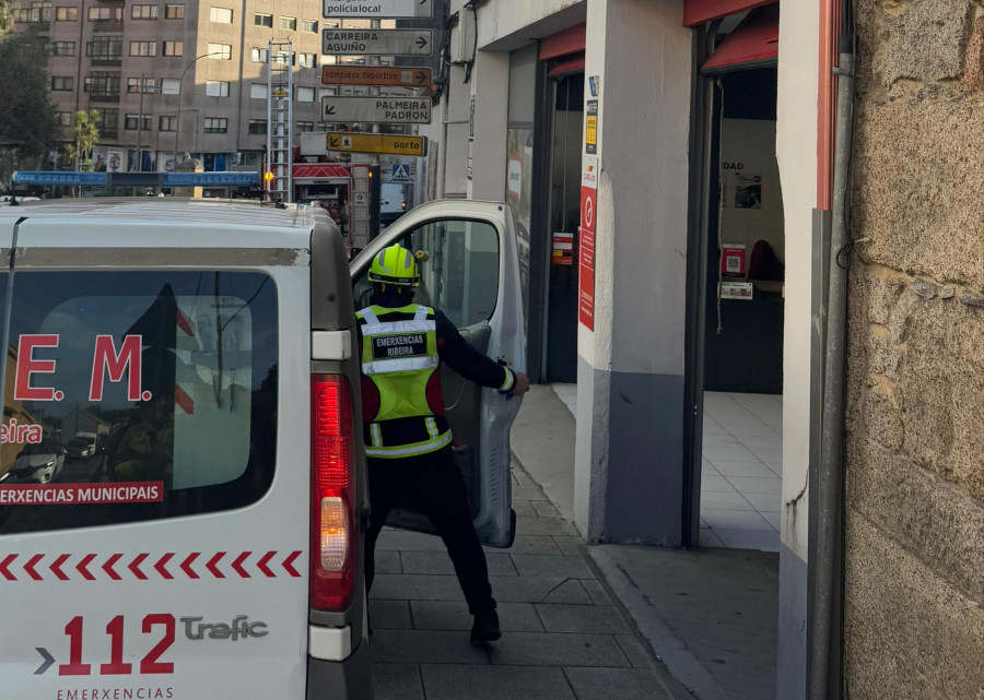 Liberan a una mujer a la que le quedó atrapada una mano en un canapé en su casa en Ribeira