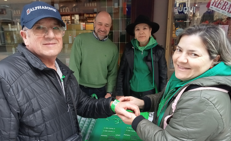 La AECC de Ribeira visibiliza la enfermedad con una mesa informativa y “Brazaletes de esperanza” por el Día Contra el Cáncer