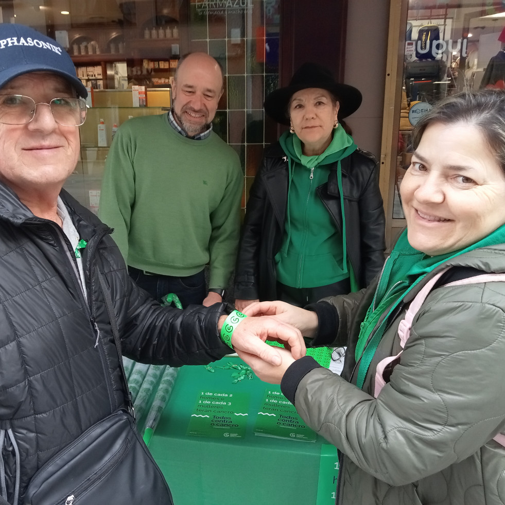 La AECC de Ribeira visibiliza la enfermedad con una mesa informativa y “Brazaletes de esperanza” por el Día Contra el Cáncer