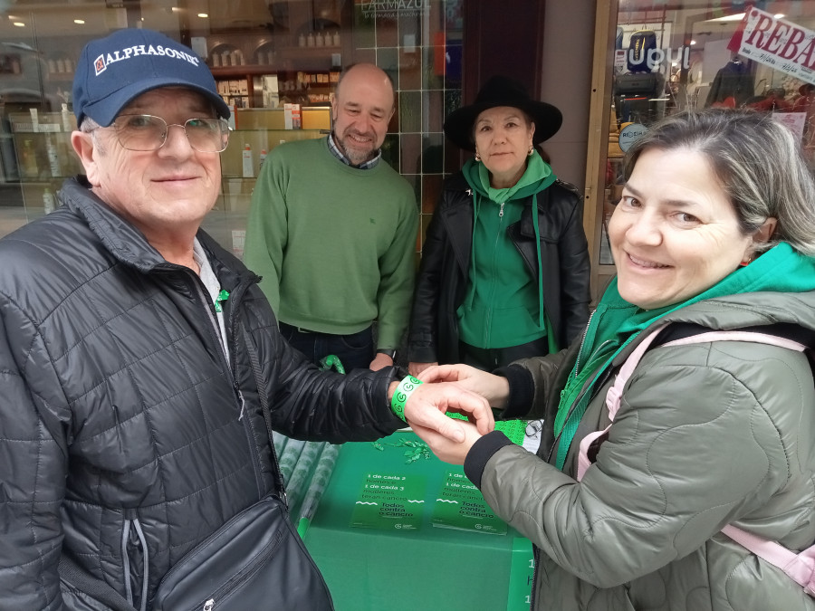 La AECC de Ribeira visibiliza la enfermedad con una mesa informativa y “Brazaletes de esperanza” por el Día Contra el Cáncer