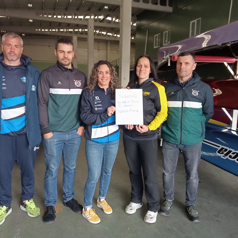 El Club de Remo Puebla recibe los 675 euros recaudados en la Andaina y Carreira Solidarias del domingo en Ribeira