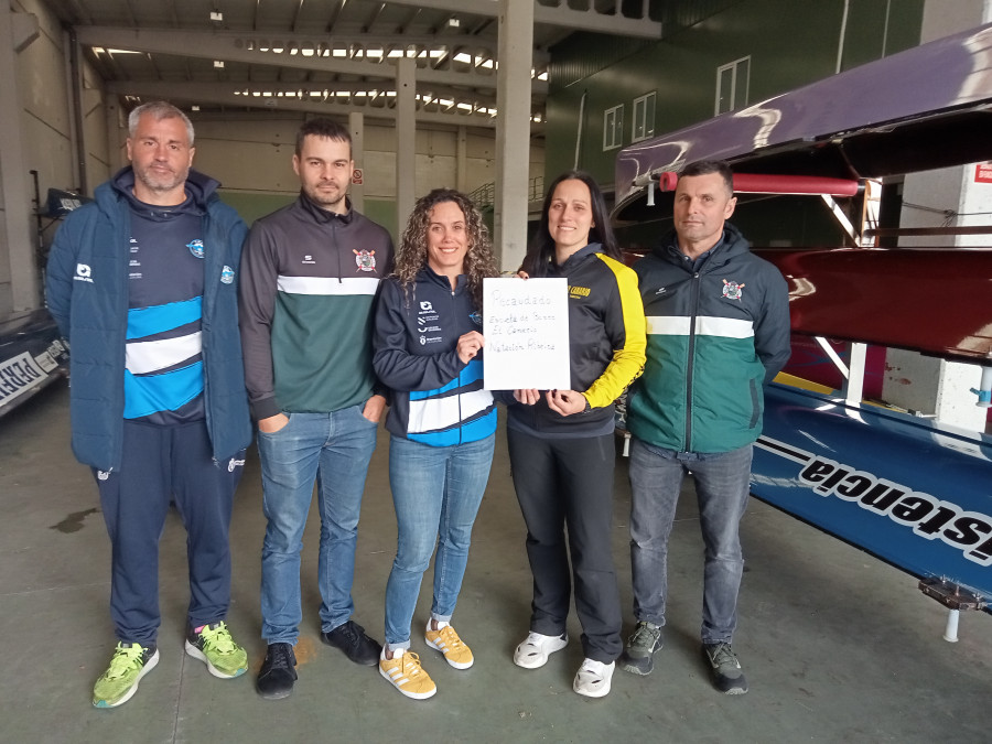 El Club de Remo Puebla recibe los 675 euros recaudados en la Andaina y Carreira Solidarias del domingo en Ribeira