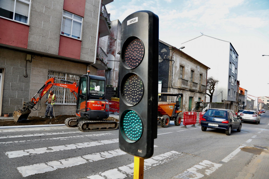 Cambados obliga a la empresa a retirar los semáforos de las obras de la Avenida de Galicia