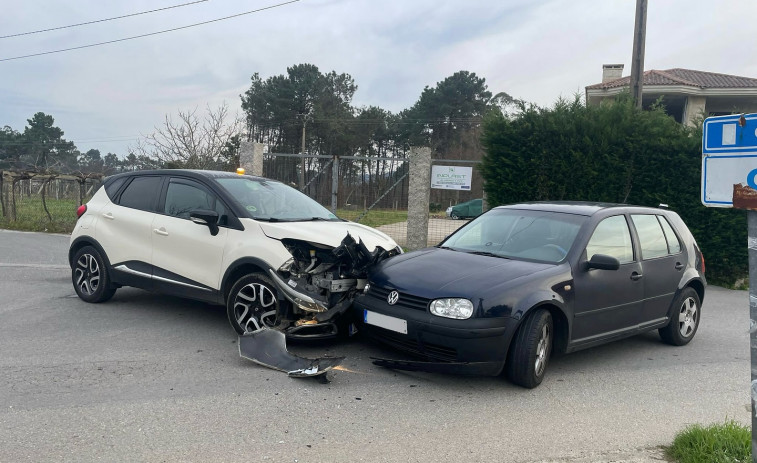 Una colisión entre dos vehículos en Sanxenxo deja cuatro heridos leves