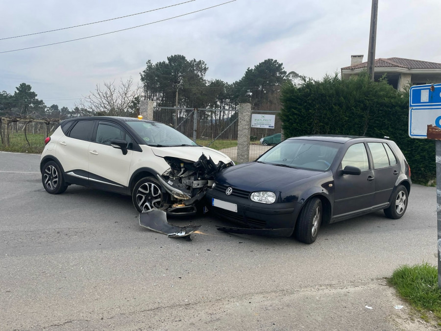 Una colisión entre dos vehículos en Sanxenxo deja cuatro heridos leves