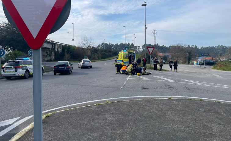 Trasladado al hospital un motorista tras colisionar contra un turismo en Sanxenxo