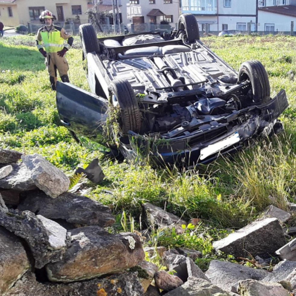 Trasladan al Hospital a un conductor que chocó contra un muro en Bamio