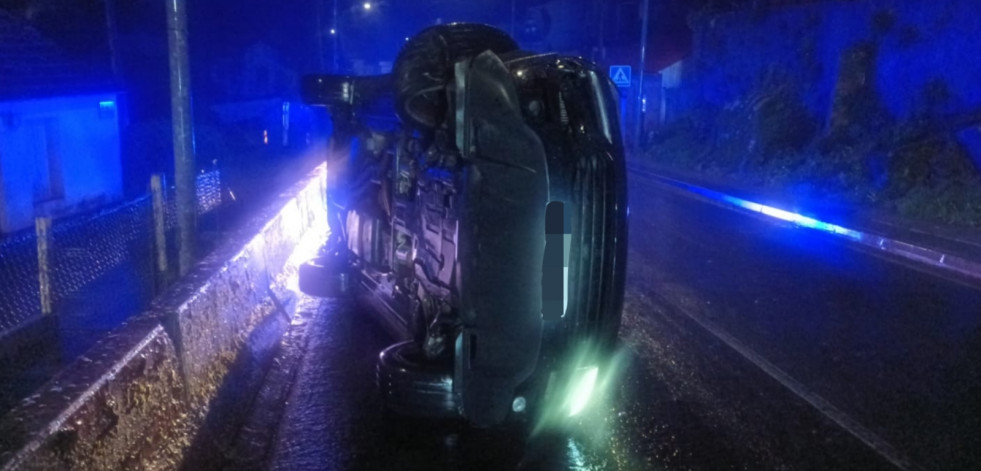 Un vehículo acaba volcado tras un accidente de tráfico en la Avenida de Ferrol, en Ribeira