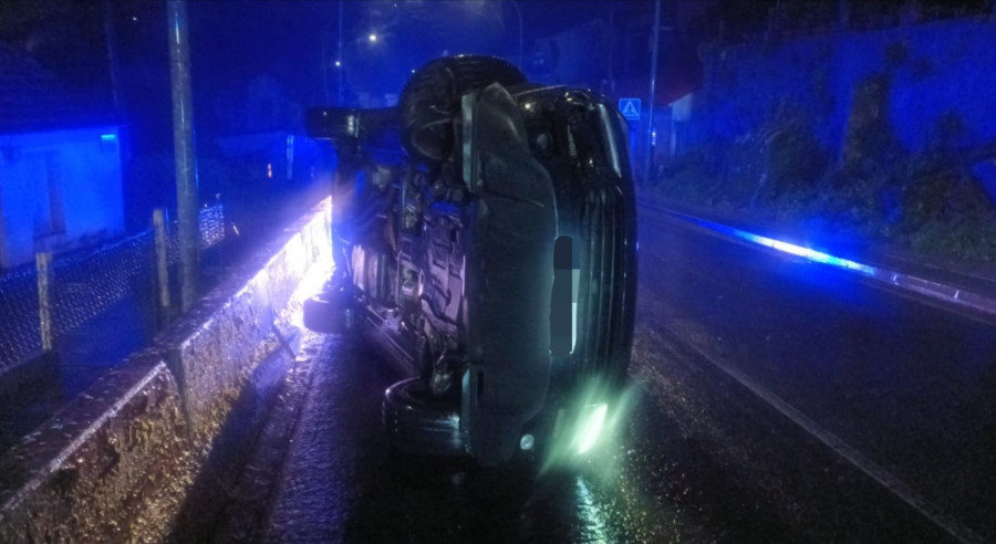 Un vehículo acaba semivolcado tras un accidente de tráfico en la Avenida de Ferrol, en Ribeira