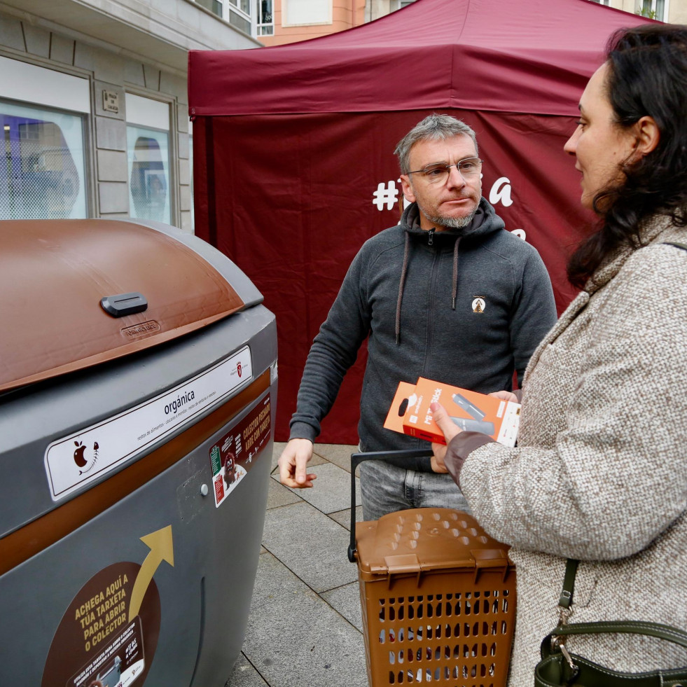 Últimos días para solicitar la tarjeta para el contenedor marrón en la carpa de la Praza de Galicia