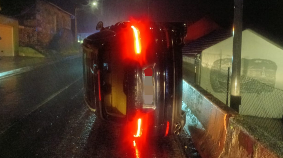 Denunciado por un delito contra la seguridad viaria el conductor del coche que volcó en la Avenida de Ferrol en Ribeira