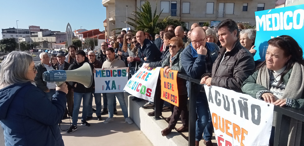 Aguiño mantiene sus movilizaciones en demanda de dos médicos frente a las “intencións” de Sanidade