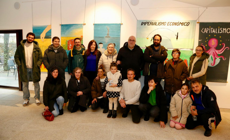 A Illa abre en el auditorio una exposición de pancartas sobre la inmigración