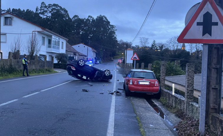 Un coche se sale de la vía, choca contra otro que estaba aparcado y acaba volcado en Noalla