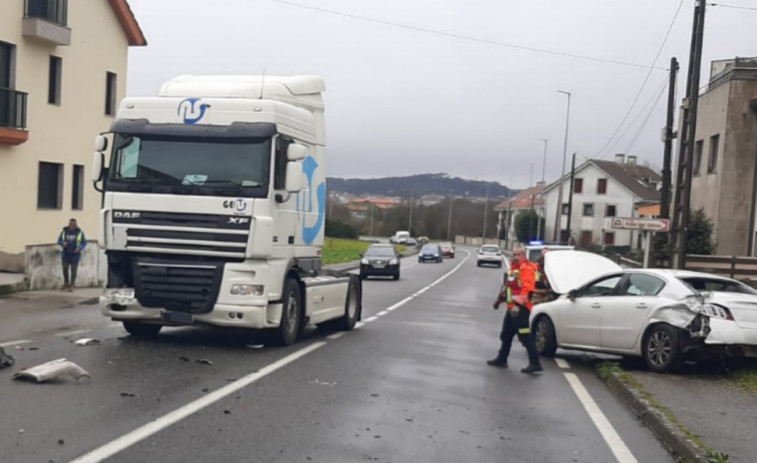 Herido el conductor de un coche en una colisión con la cabeza tractora de un camión en Ribeira