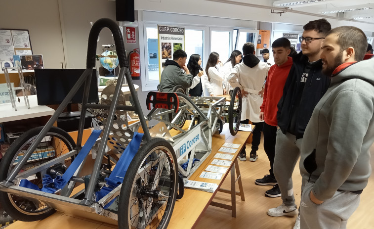 Presentado el chasis del kart con el que participará el CIFP Coroso, de Ribeira, en la segunda carrera Greenpower Galicia