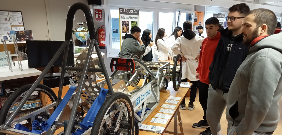 Presentado el chasis del kart con el que participará el CIFP Coroso, de Ribeira, en la segunda carrera Greenpower Galicia