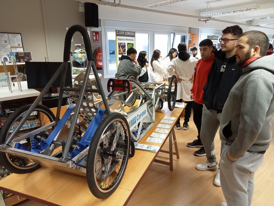 Presentado el chasis del kart con el que participará el CIFP Coroso, de Ribeira, en la segunda carrera Greenpower Galicia