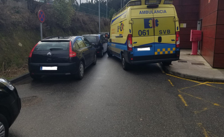 Coches mal aparcados obstaculizan la entrada y salida de ambulancias en el Hospital do Salnés